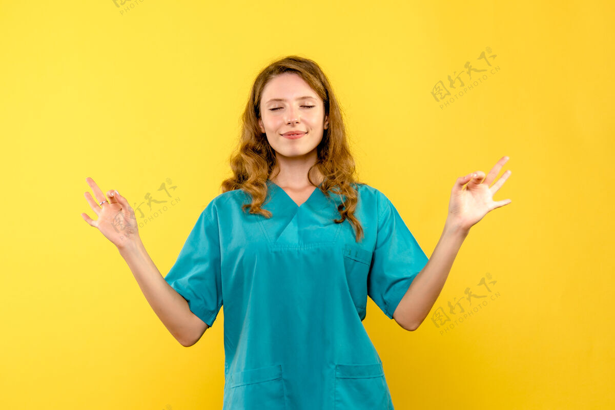 职业女医生在黄墙上打坐的正面图女医生黑发生活方式