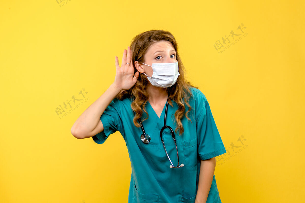 医生黄墙上戴着面具的女医生的正视图肖像药面罩