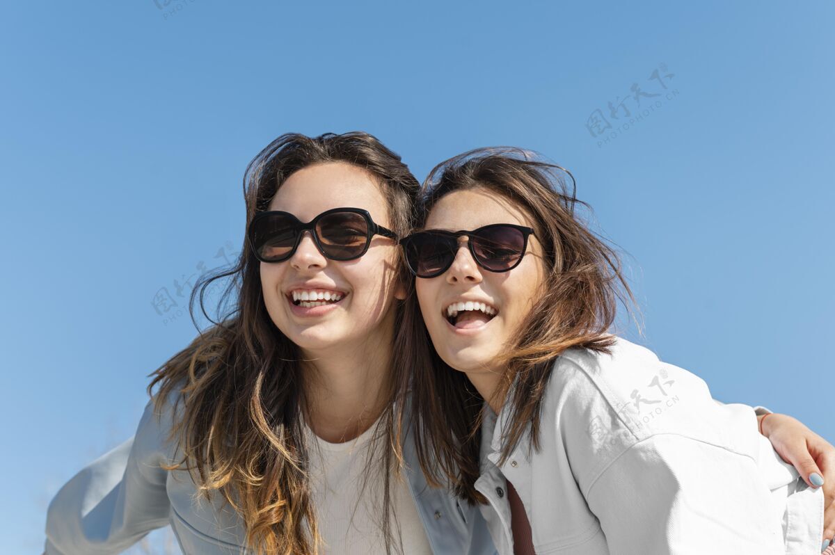 水平中镜头笑脸女人户外生活方式治疗女人