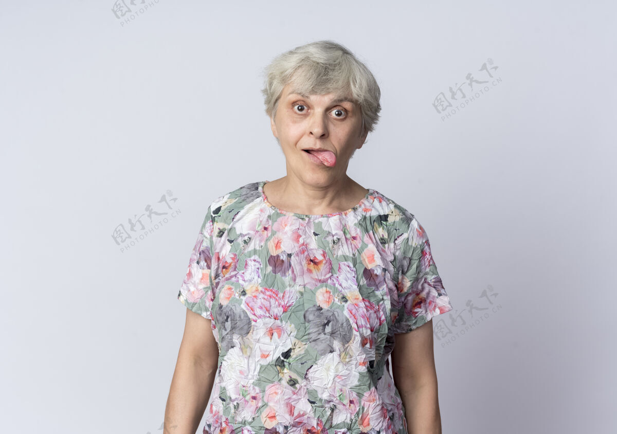 老人兴奋的老妇人孤零零地在白墙上伸出舌头舌头兴奋女人