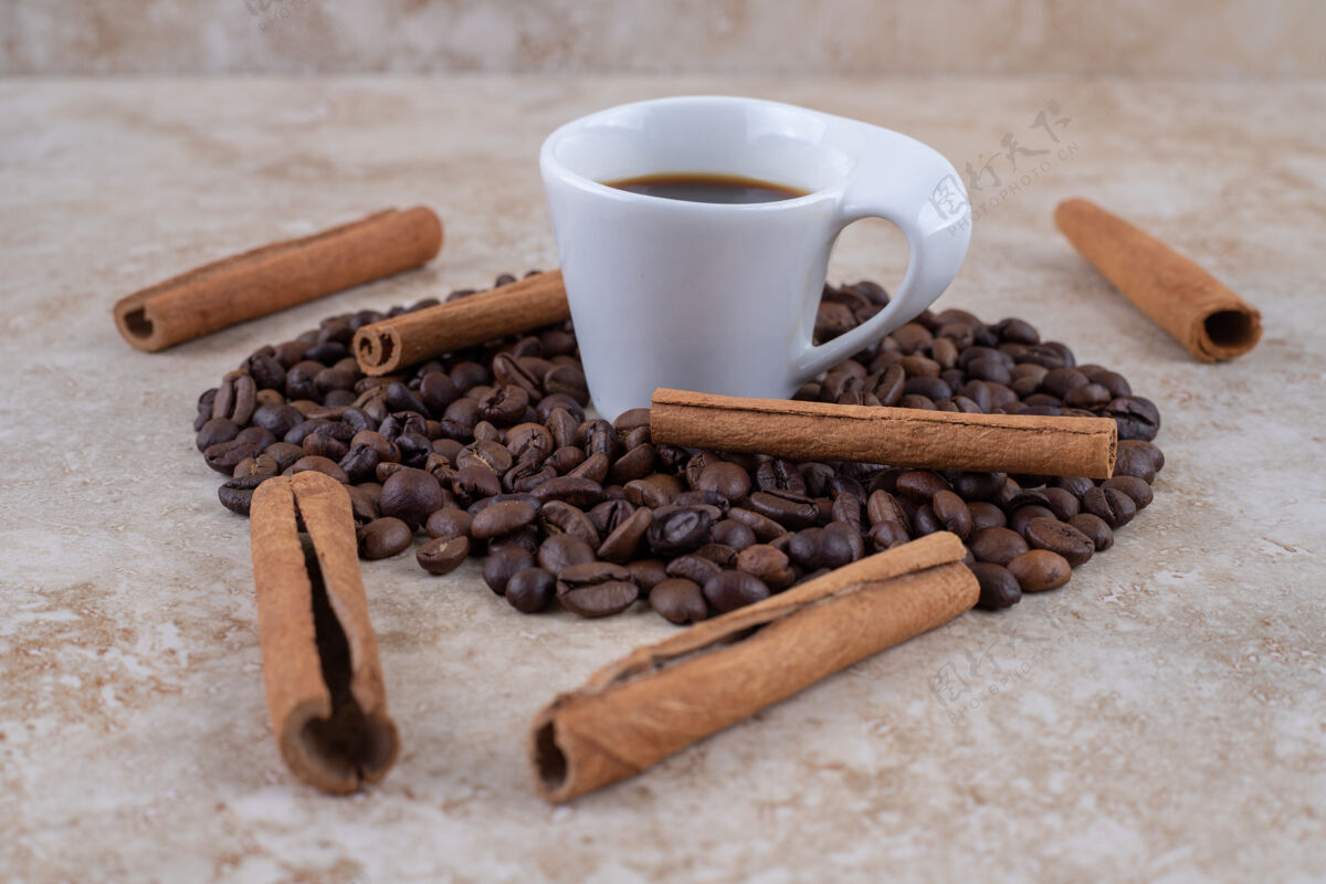 干燥一杯咖啡 咖啡豆和肉桂棒咖啡因棒芳香