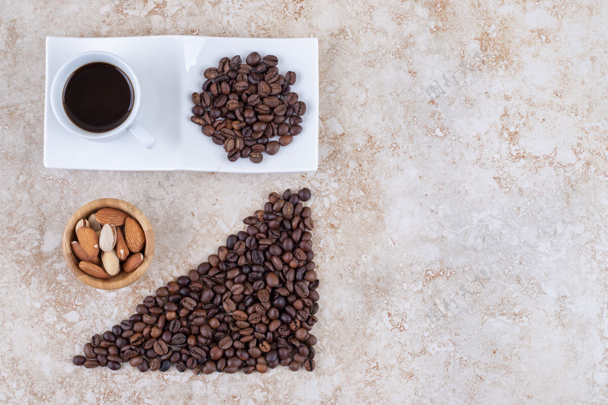 坚果咖啡豆 各种坚果和一杯咖啡豆子盘子咖啡