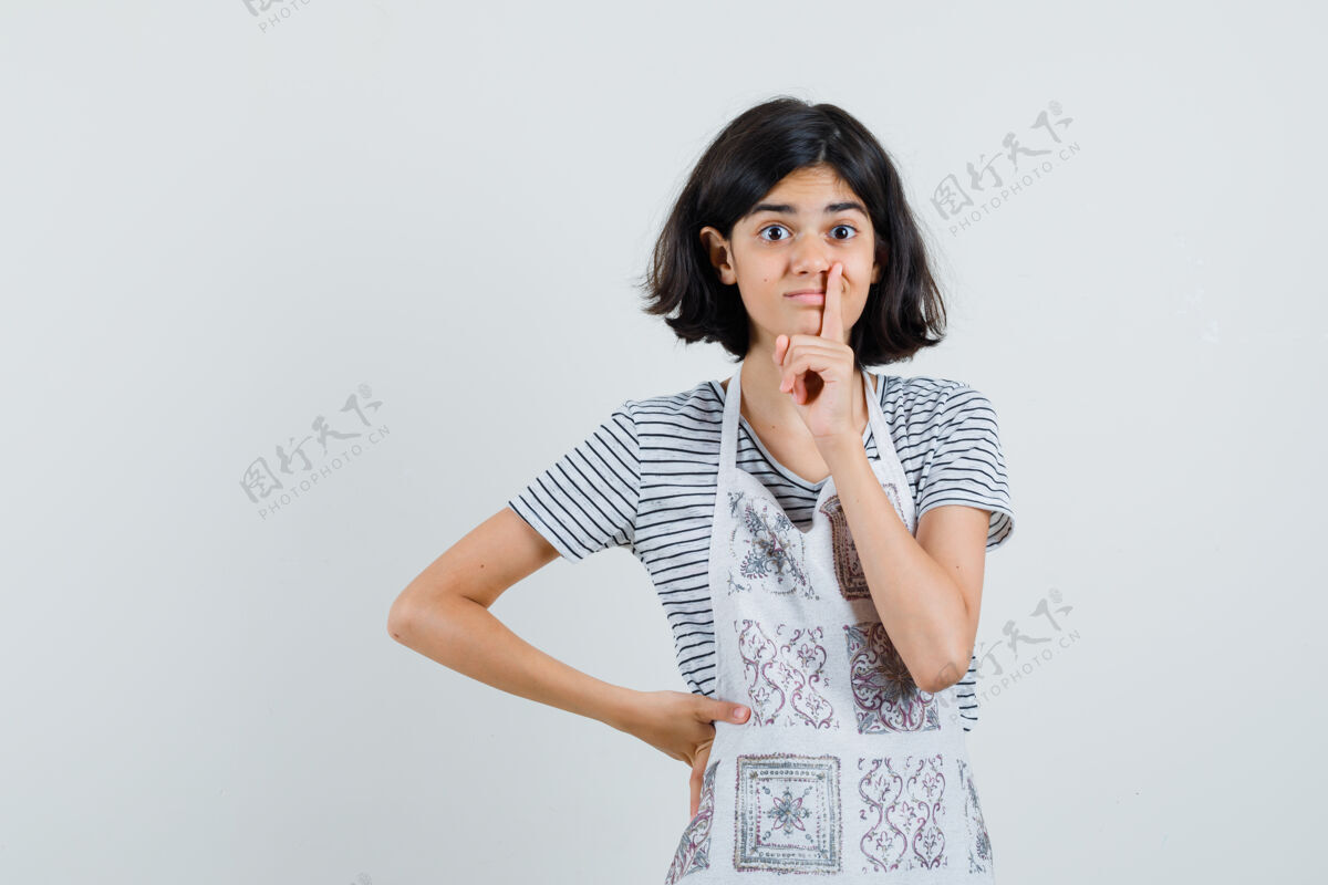 女性穿着t恤 围裙的小女孩表现出沉默的姿态 看上去很小心模特沉默漂亮