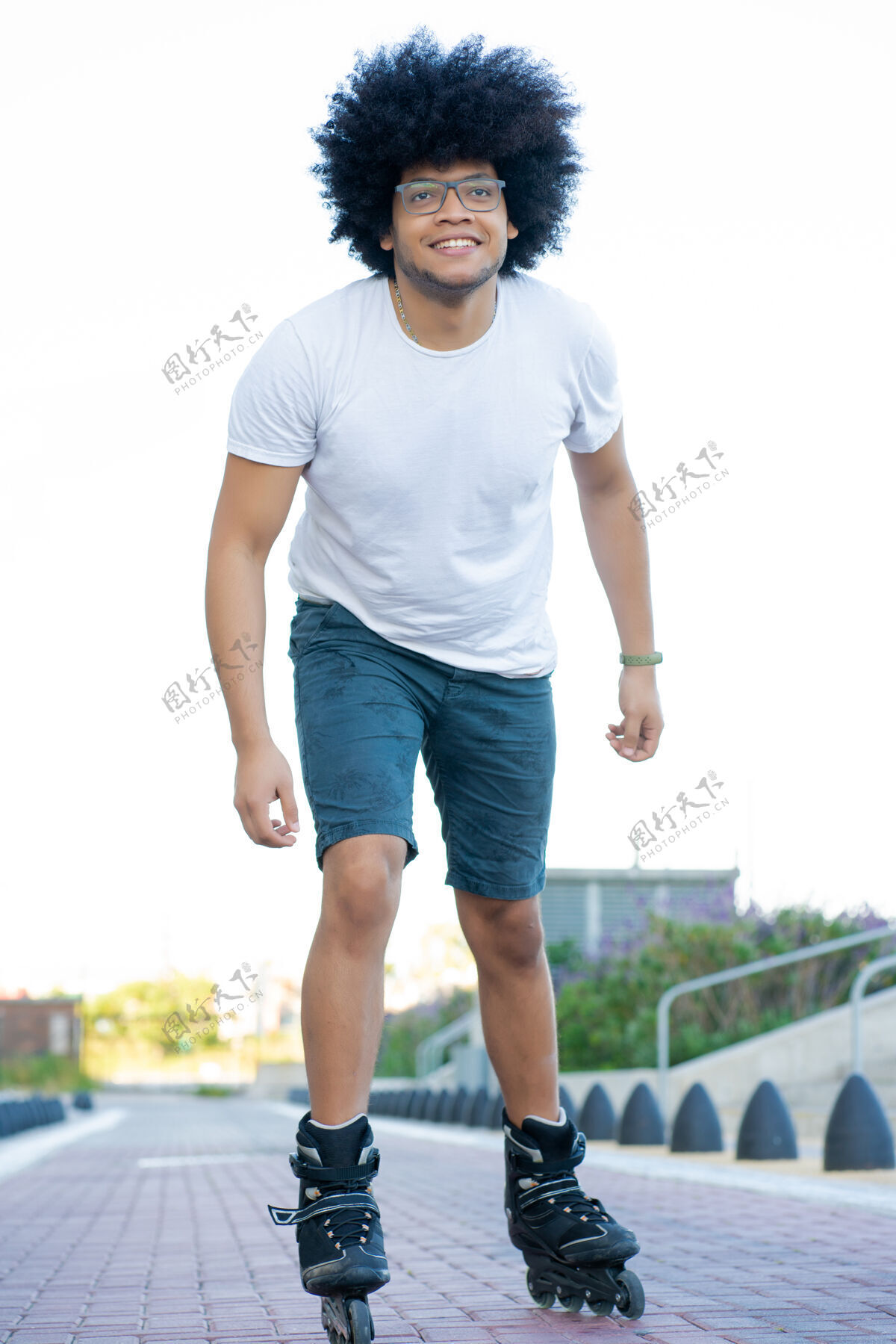 乐趣年轻的拉丁男子在街上户外溜冰的肖像体育概念城市概念健身活跃休闲