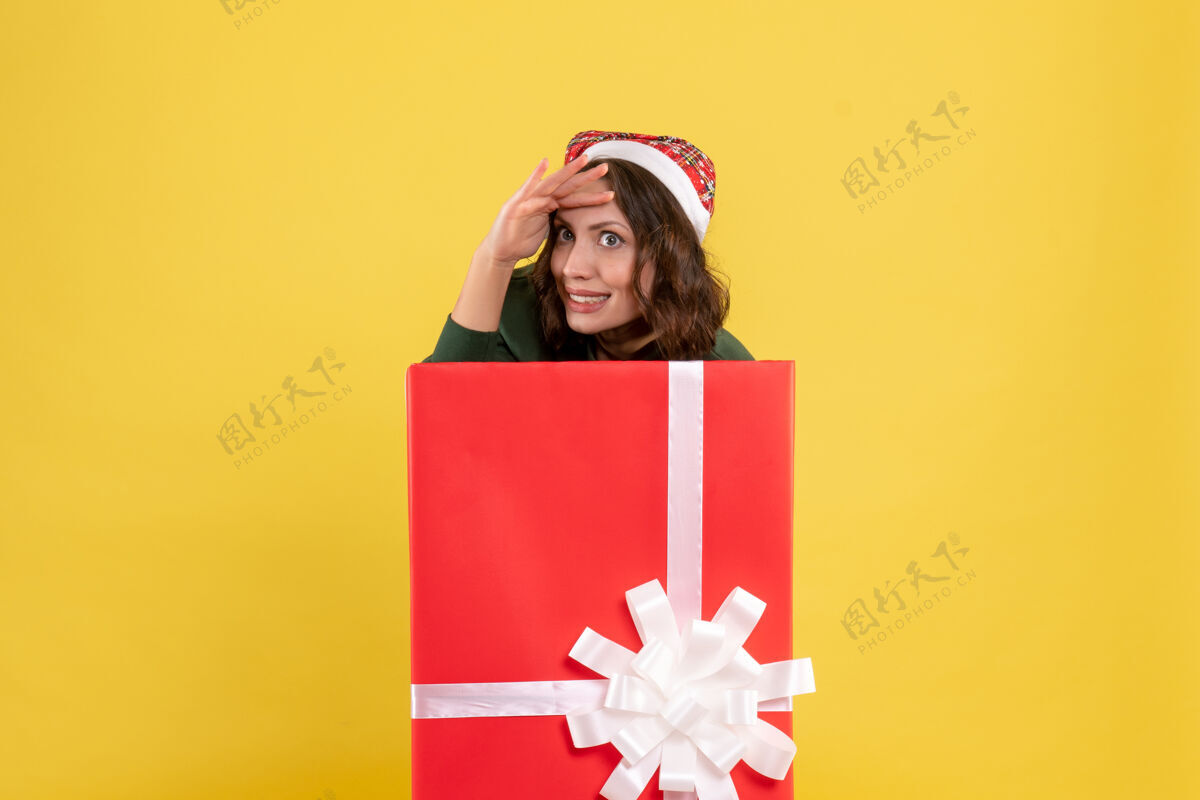 礼物前视图年轻女性躲在黄色盒子里快乐内部惊喜