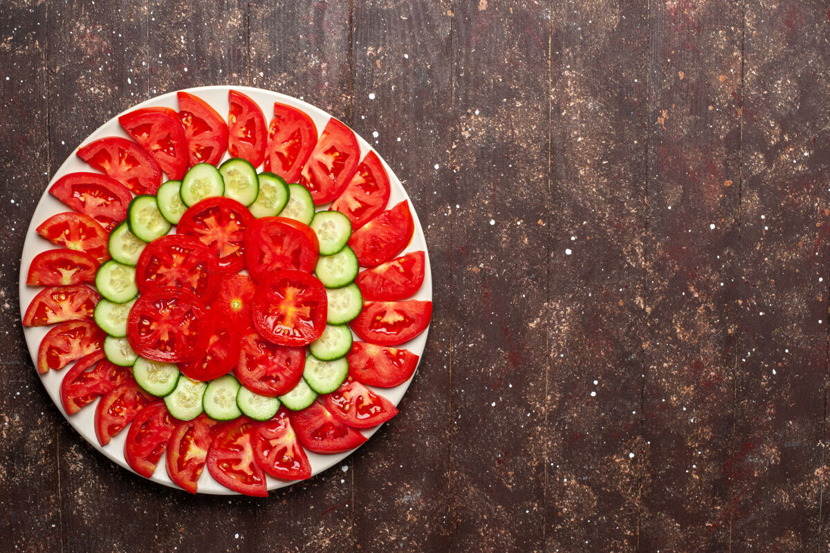 一餐顶视图新鲜的红色西红柿切片黄瓜新鲜沙拉上的棕色空间蔬菜水果草莓