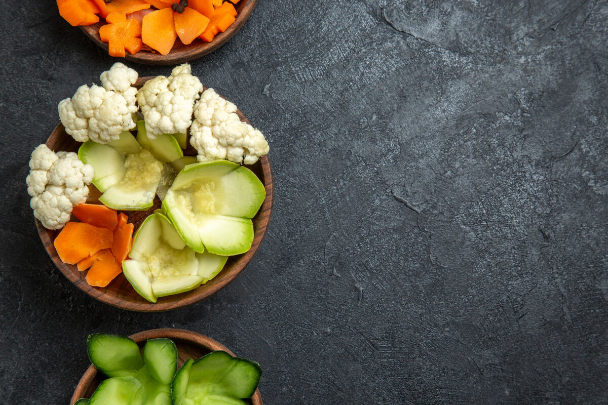膳食顶视图不同设计的蔬菜盆内灰色空间沙拉水果蔬菜