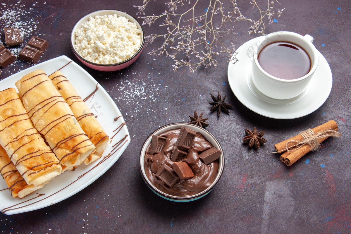 晚餐在黑暗的空间里 俯瞰美味的甜点 巧克力和一杯茶咖啡盘子糖