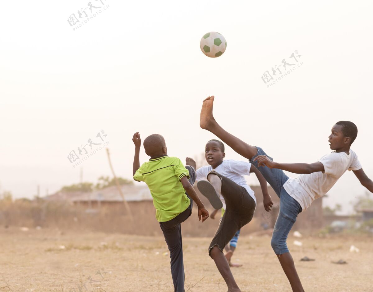 足球比赛孩子们在踢足球足球孩子非洲