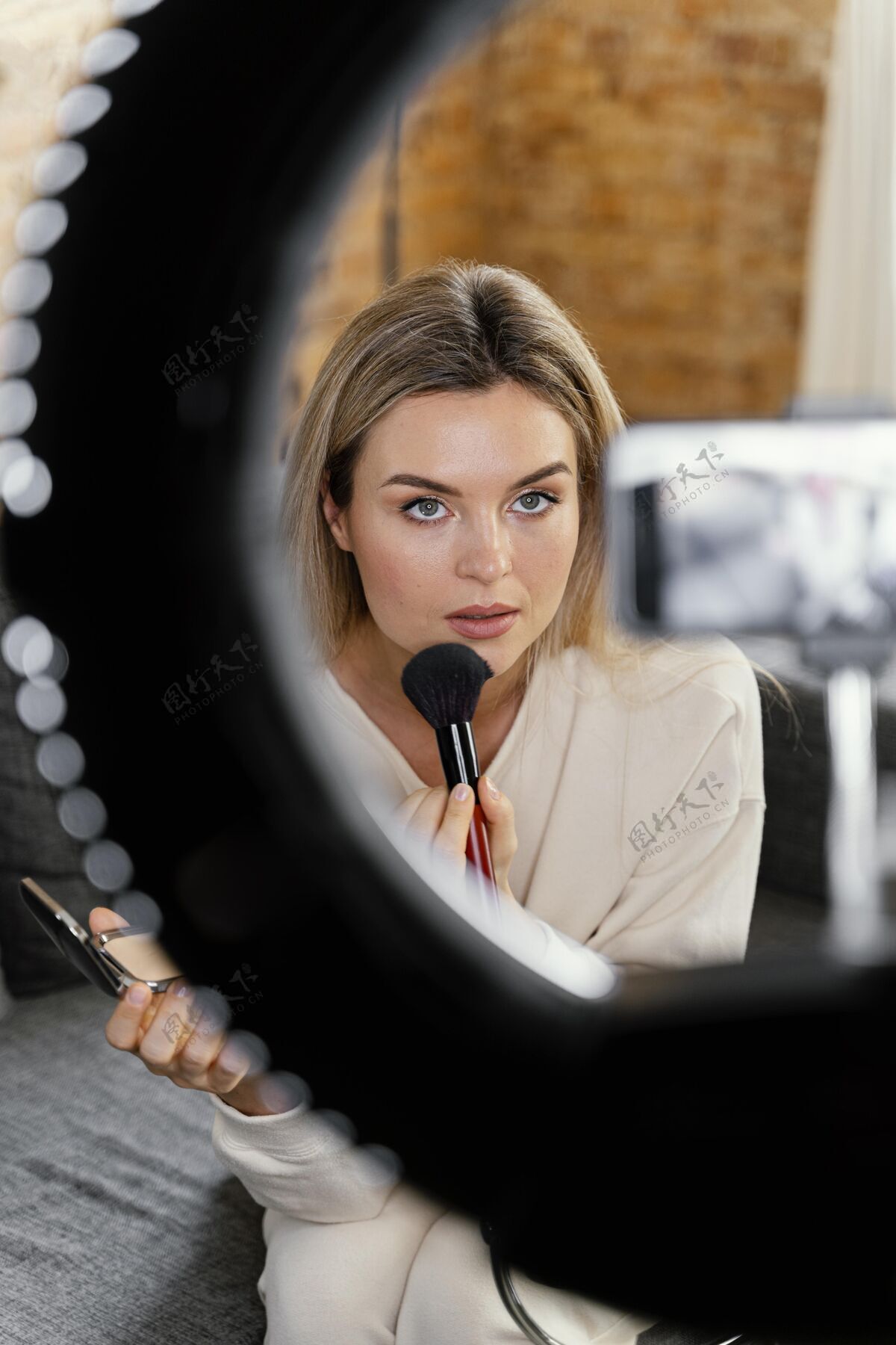 虚拟博客年轻女子在做美容录象博客影响者教程