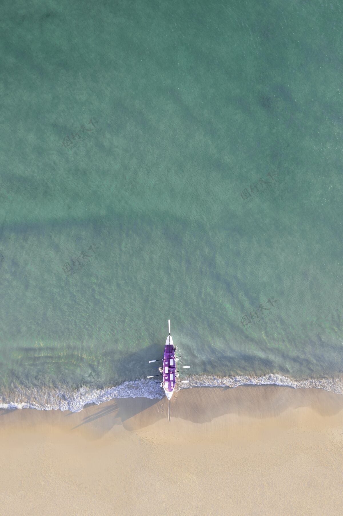海景空中拍摄的一艘紫色的船在阳光下美丽的海岸上沙滩海湾紫色