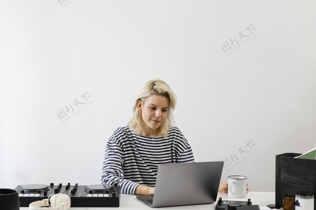 笔记本电脑带着笔记本电脑在家工作的女人模型笔记本电脑女性