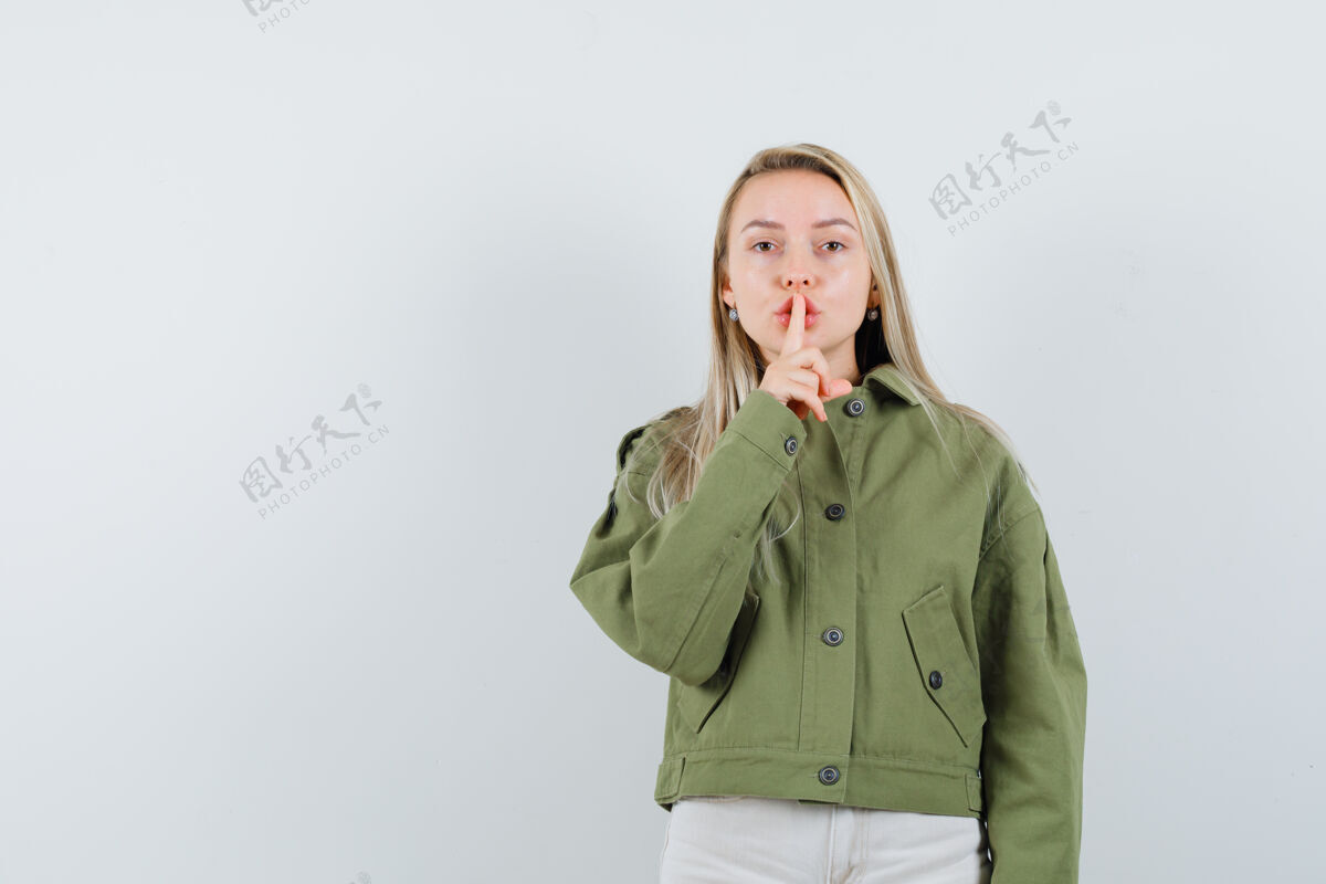 漂亮金发女士在夹克衫 裤子里表现出沉默的姿态 看上去很小心 正面视图人展示成人