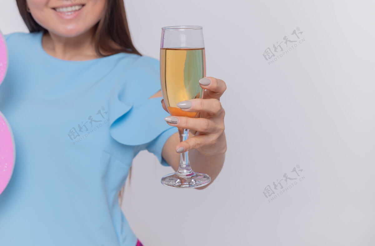 杯子快乐而积极的亚洲女人拿着一杯香槟欢呼女人积极