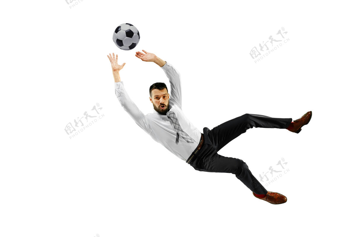 执行一个年轻的商人在白色背景下踢足球的全长镜头办公室商人工作
