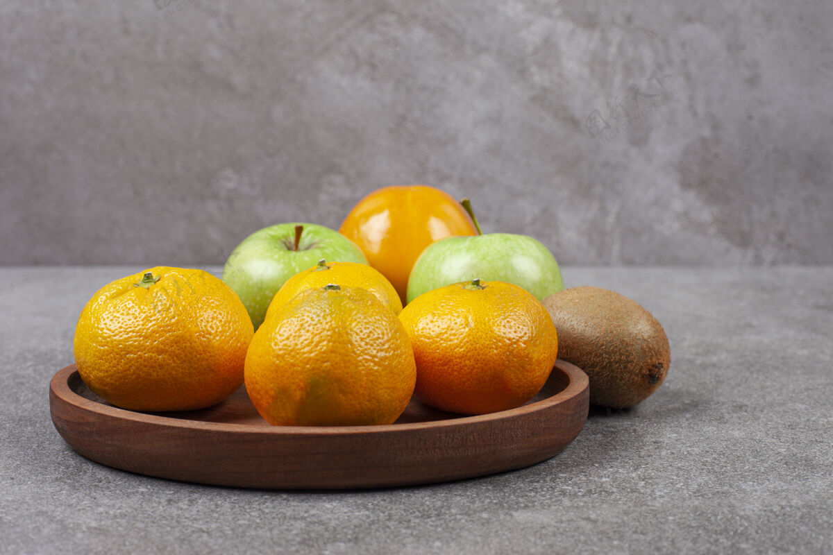 木板新鲜的各种水果放在木制的厨房板上美味新鲜水果