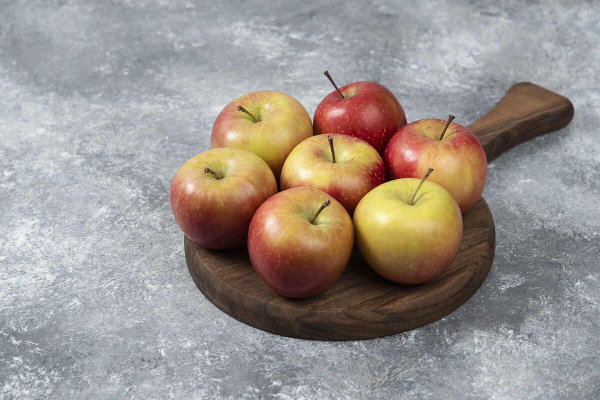 水果一堆新鲜成熟的苹果放在木板上苹果多汁美味