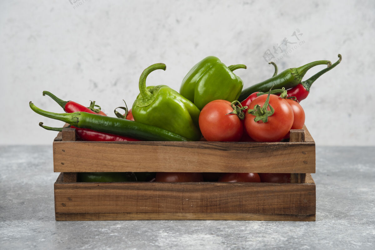 营养装满新鲜蔬菜的木箱放在大理石上胡椒红色蔬菜