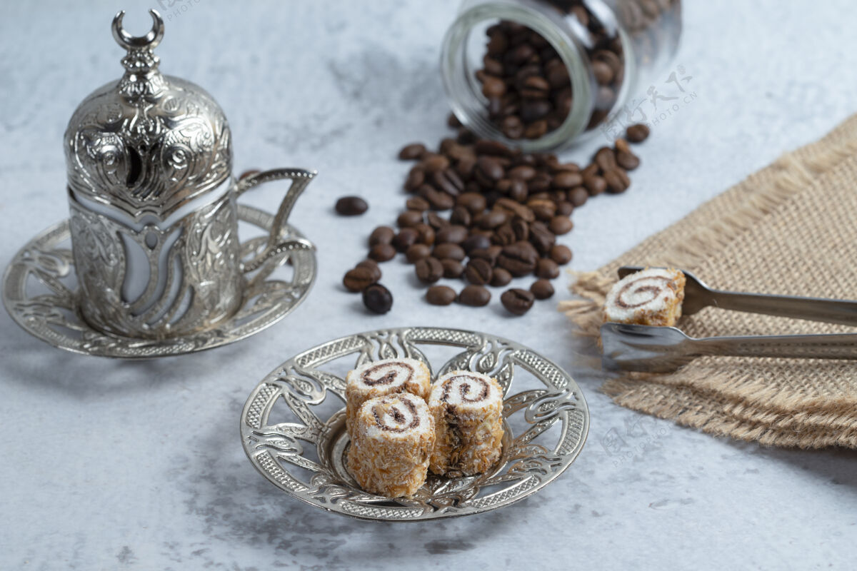东方美味的甜面包卷 咖啡豆和石上土耳其咖啡热咖啡食物