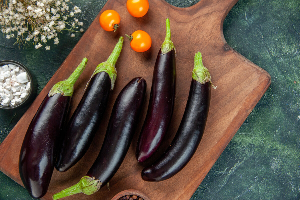 晚餐顶视图切菜板上的黑茄子深色表面食物颜色晚餐餐新鲜沙拉蔬菜饮食有机切