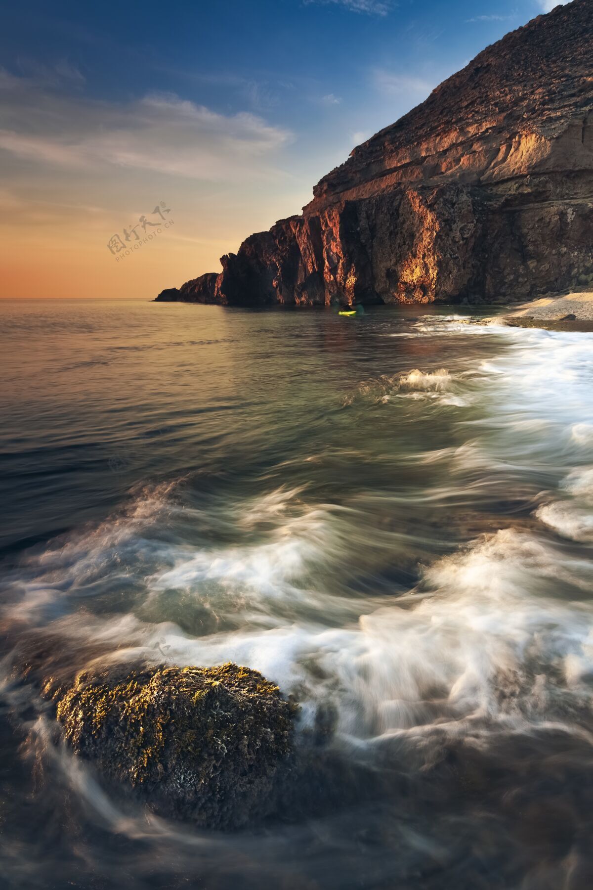 海景在壮观的日落中 海景和岩石的美景令人叹为观止游泳天空海岸