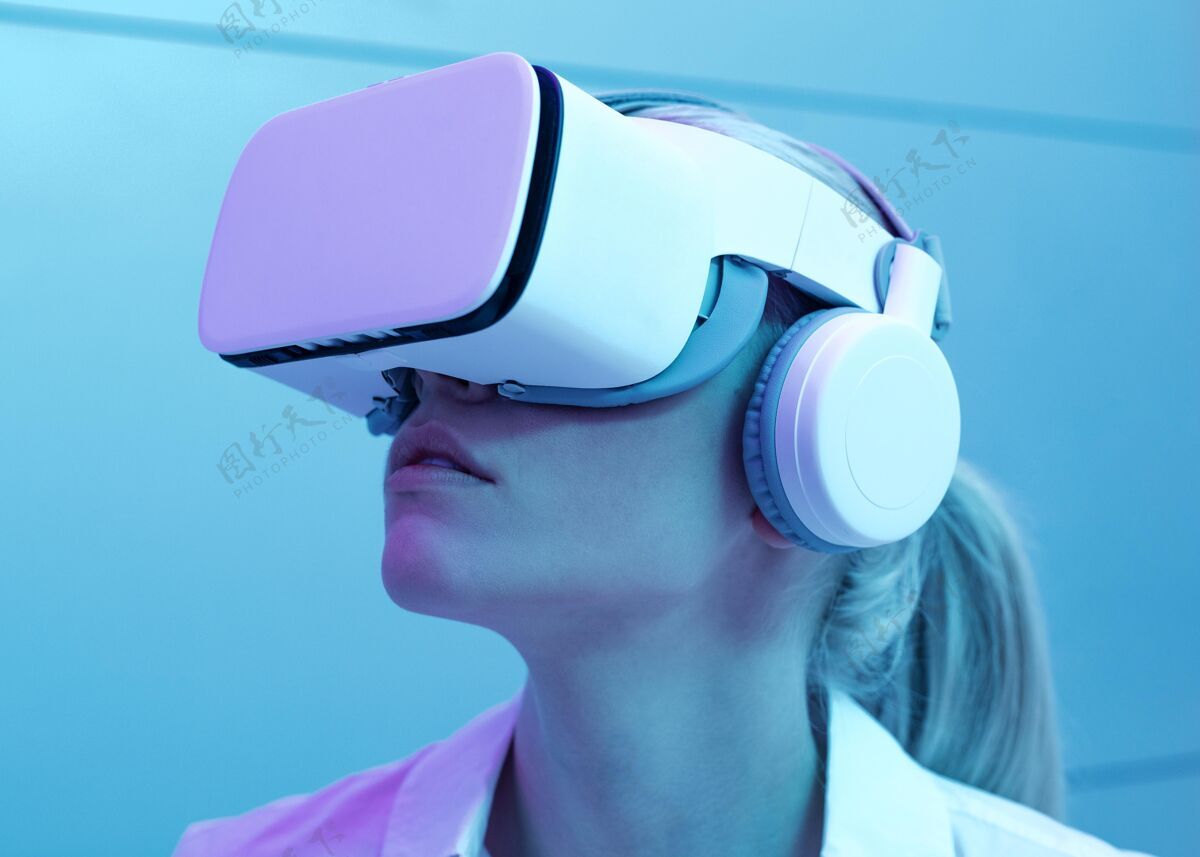 模特戴着虚拟现实模拟器的女人虚拟现实模拟器设备测试