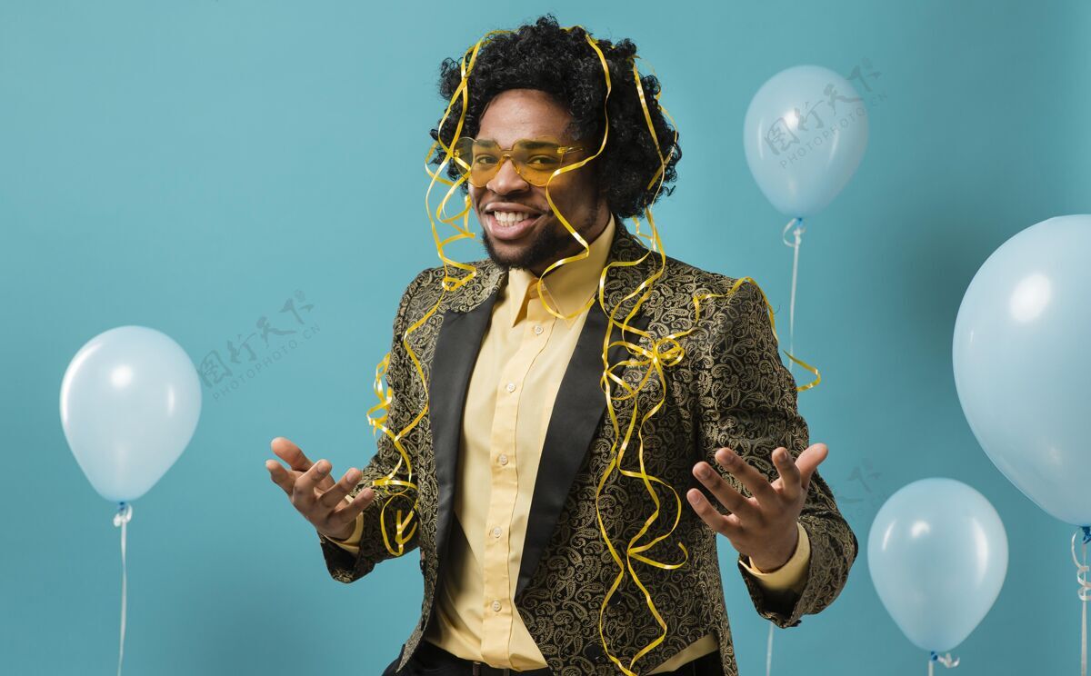 笑脸穿西装戴墨镜的男人在派对上拿着气球姿势模特男人