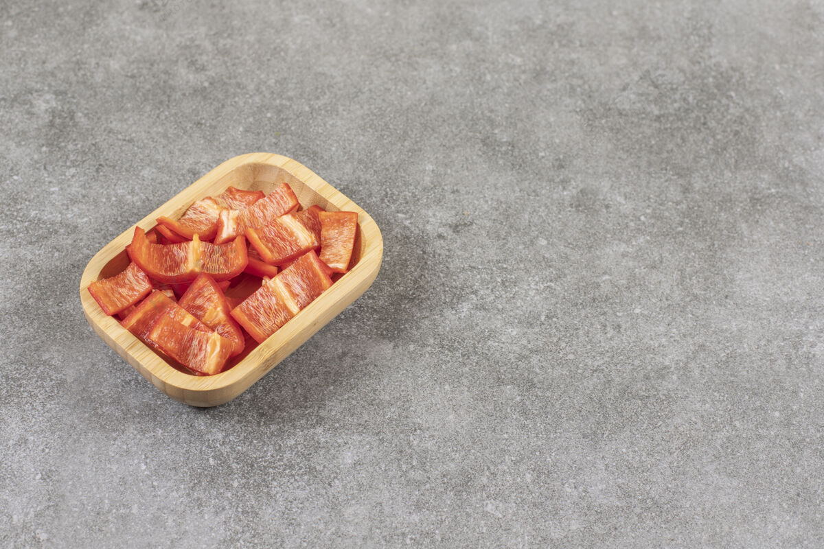 切片在大理石表面放上一碗红椒片辣椒粉辣椒生的