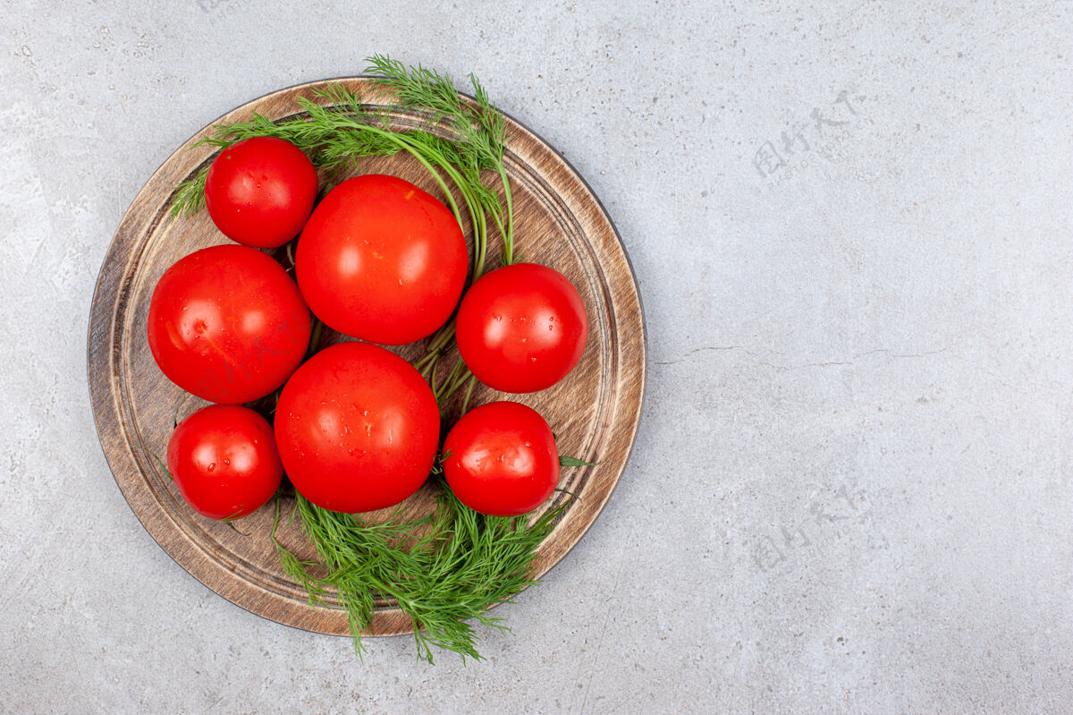 蔬菜木板上一堆新鲜的红色西红柿的俯视图配料有机堆