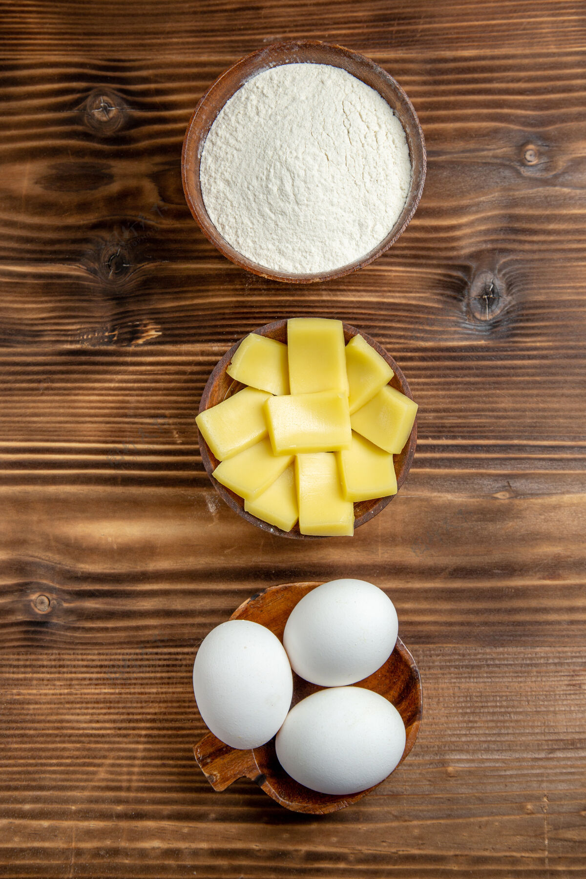风景俯视整个生鸡蛋与面粉和奶酪上的棕色表鸡蛋面团粉粉粉产品鸡蛋贝壳松树
