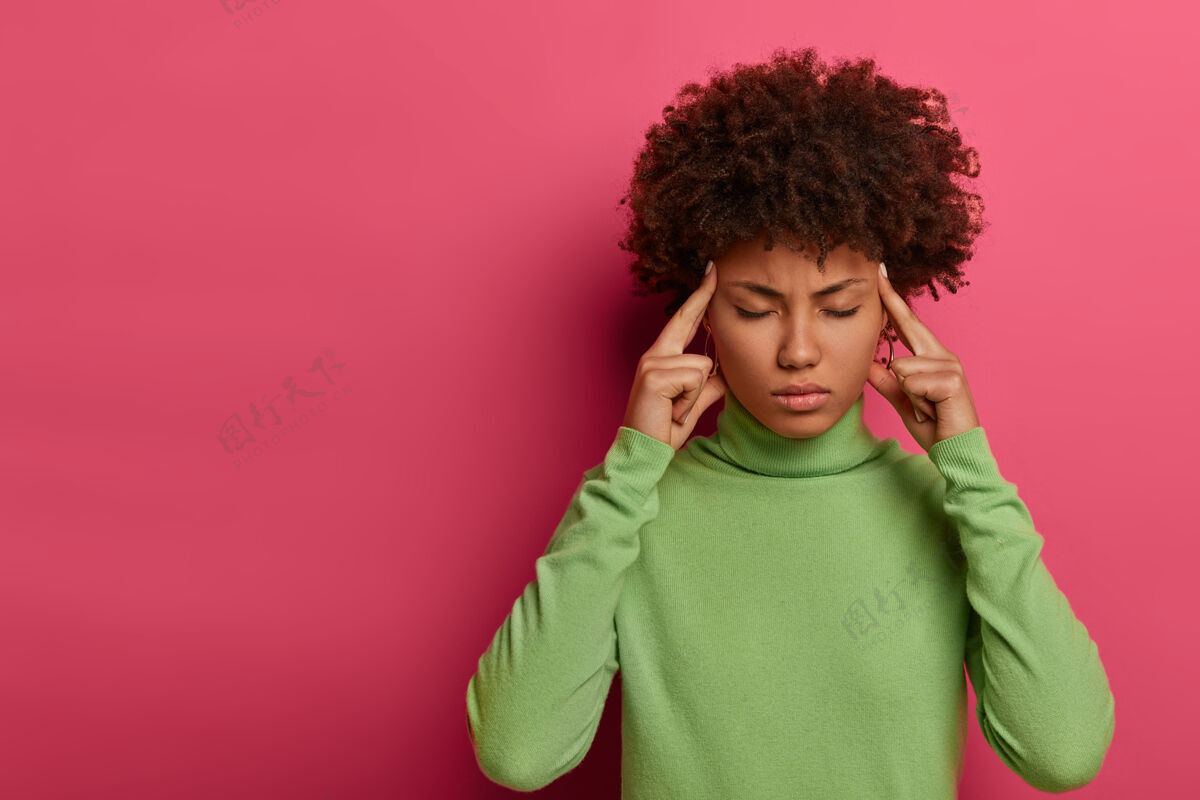 美国不好的感觉严肃的黑人妇女 非洲卷发 食指一直放在太阳穴上 头痛非洲头痛严重