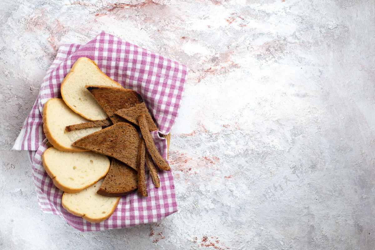 小麦俯视图面包面包切片面包片上的白色办公桌面包面包包餐食品切片面包小块