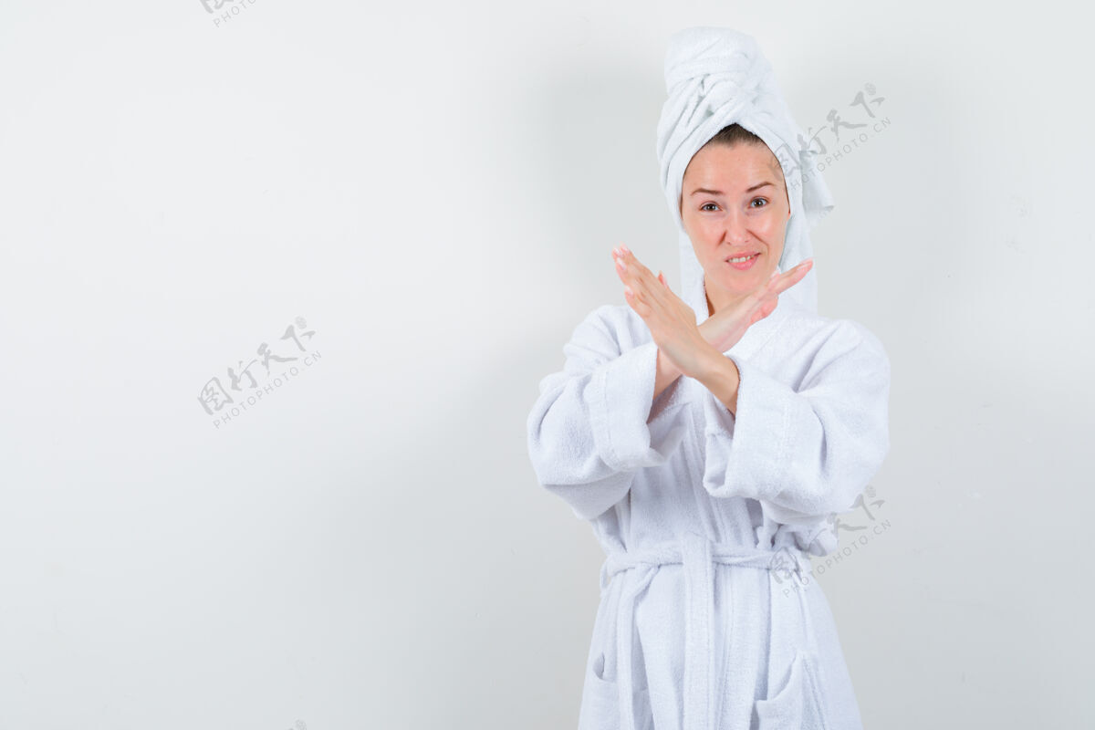 肖像身穿白色浴衣 毛巾的年轻女子展示着停下来的姿势 看上去很自信 正前方的景色成人信心快乐