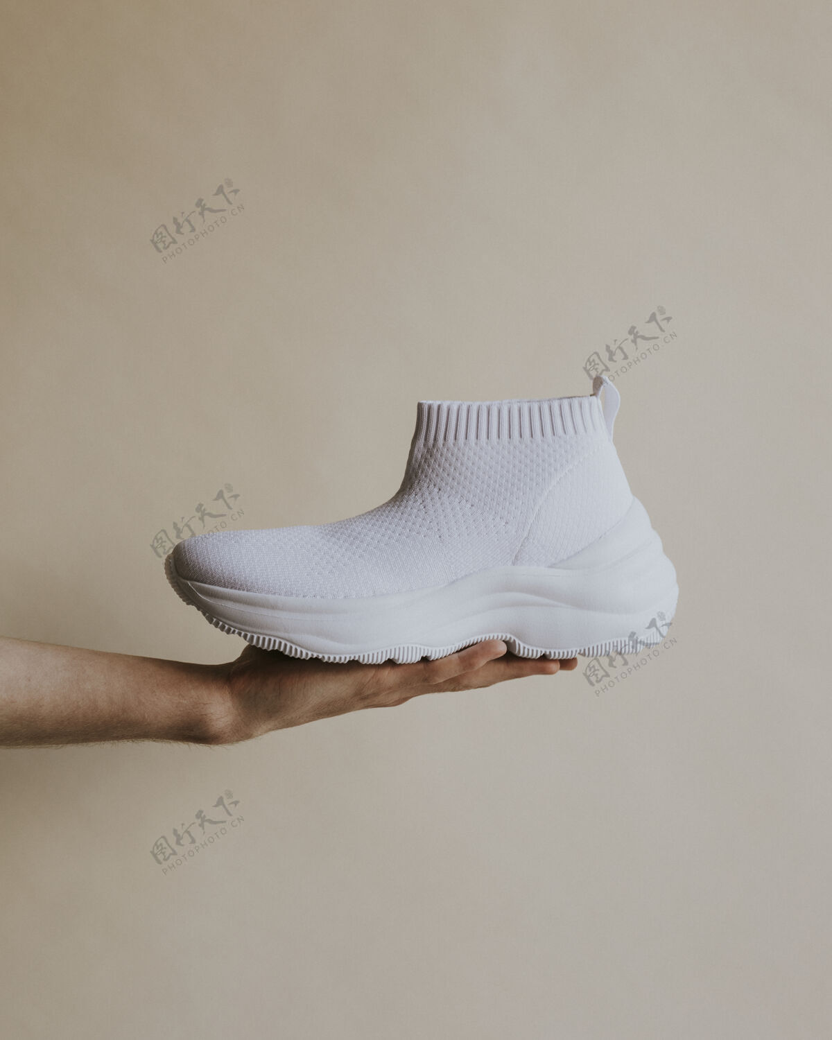 展示白色简单针织高帮平底鞋服装介绍白色鞋子