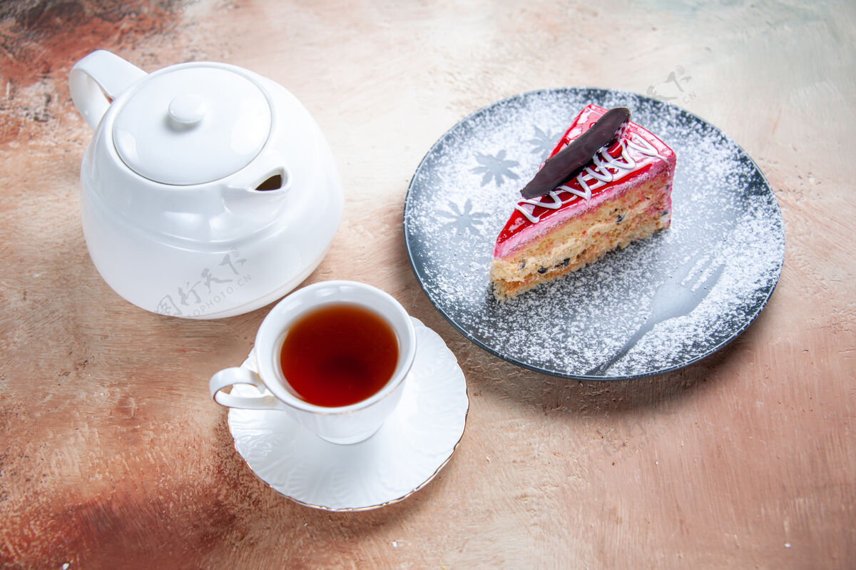 早餐侧面特写一个蛋糕一个蛋糕茶壶一杯白茶早晨茶碟壁板