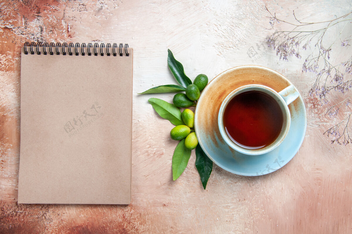潘趣酒顶部特写镜头一杯茶一杯茶碟上的柑橘类水果奶油笔记本咖啡因浓缩咖啡奶油
