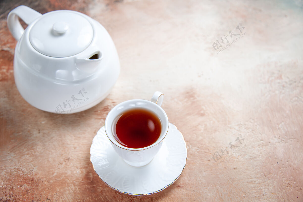 咖啡侧面特写一杯茶白茶壶一杯茶茶杯潘趣酒壁板