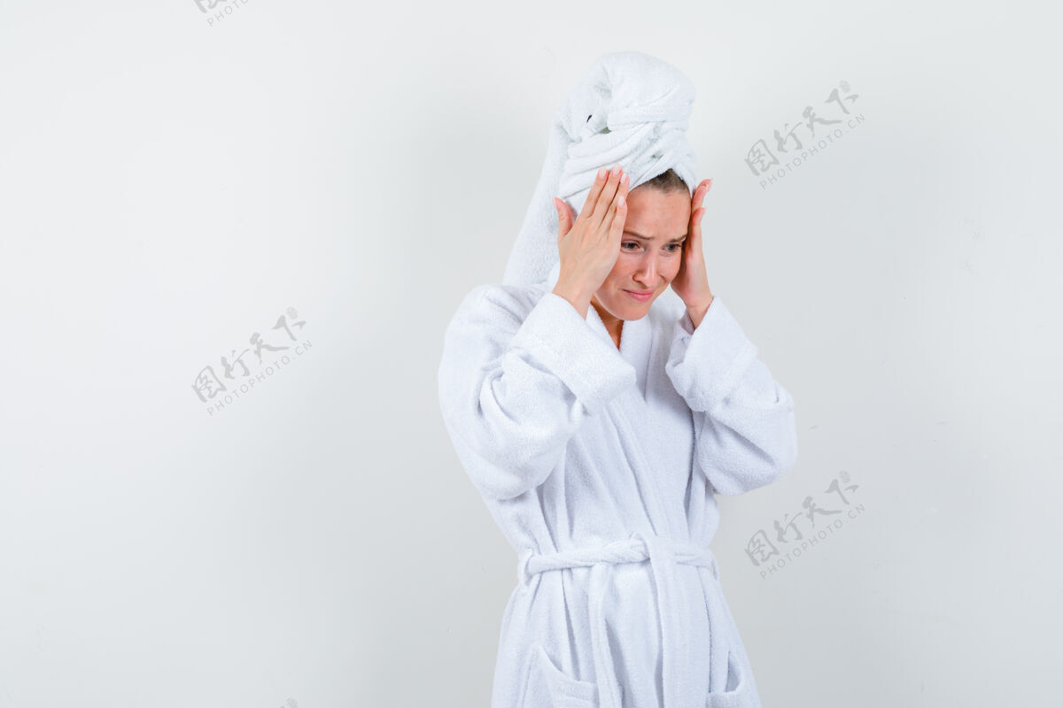 黑发年轻女子手放在头上 穿着白色浴衣 手巾 神情哀伤 正面照魅力女性保持