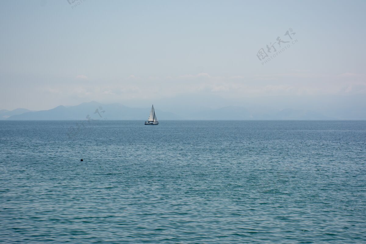 海洋一艘正在海上航行的船的广角镜头海滩岛屿旅游