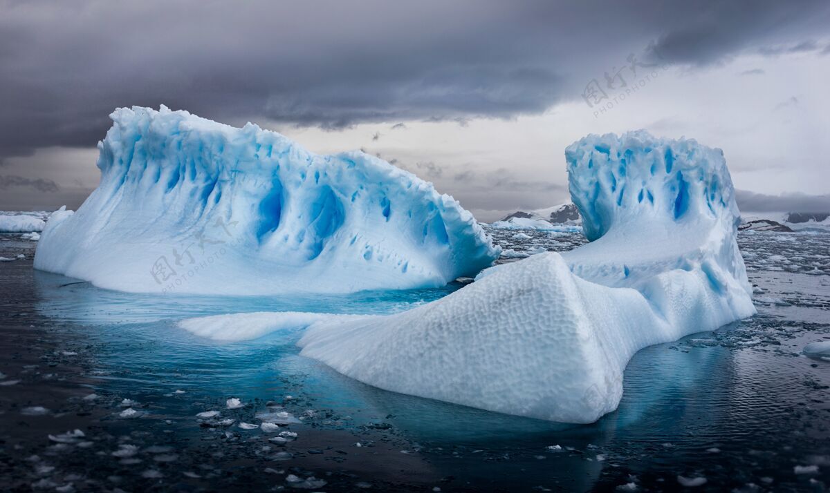 气候在多云的天空下拍摄南极的冰山寒冷北极空中