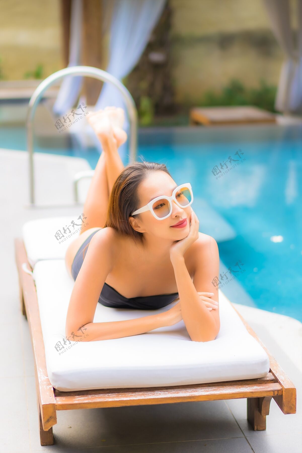 身体美丽的亚洲年轻女子在游泳池里放松的画像水帽子女性