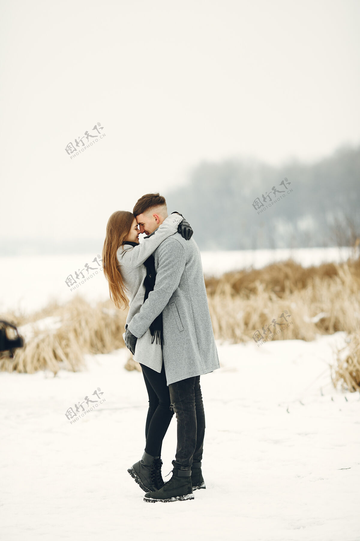 外套一对夫妇在雪林中散步的生活方式照片人们在户外度过寒假男人人自然