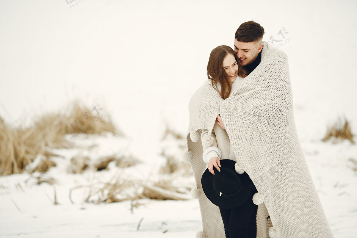 两个一对夫妇在雪林中散步的生活方式照片人们在户外度过寒假雪人拥抱