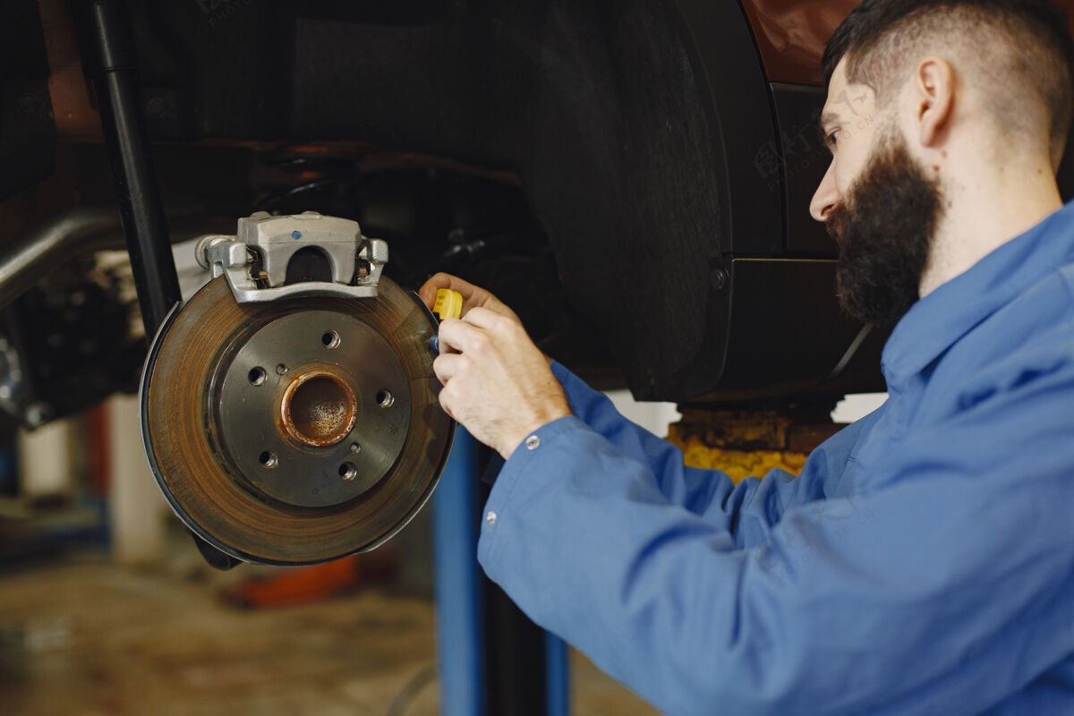 机械师机械师拿着工具机械师手里拿着轮子蓝色工作服维护修理工车间