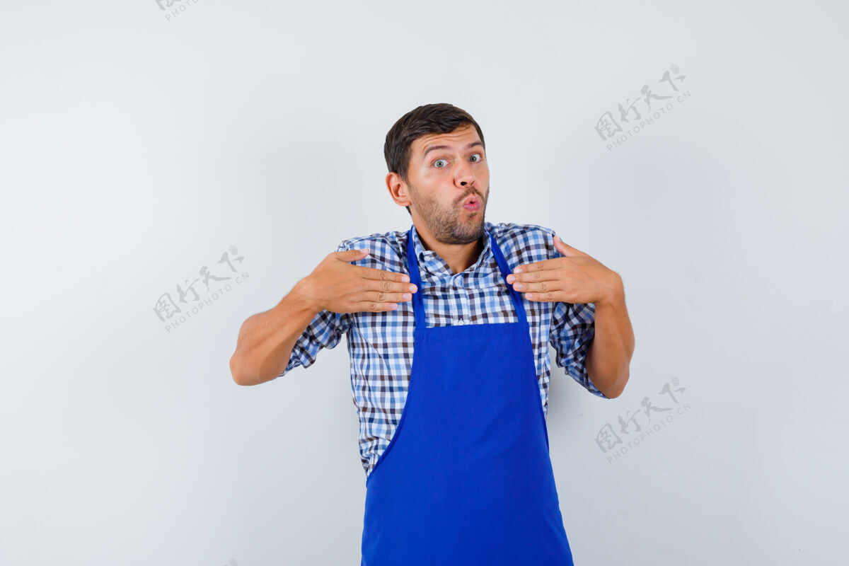 制服穿着蓝色围裙和衬衫的年轻男厨师帅哥年轻男士