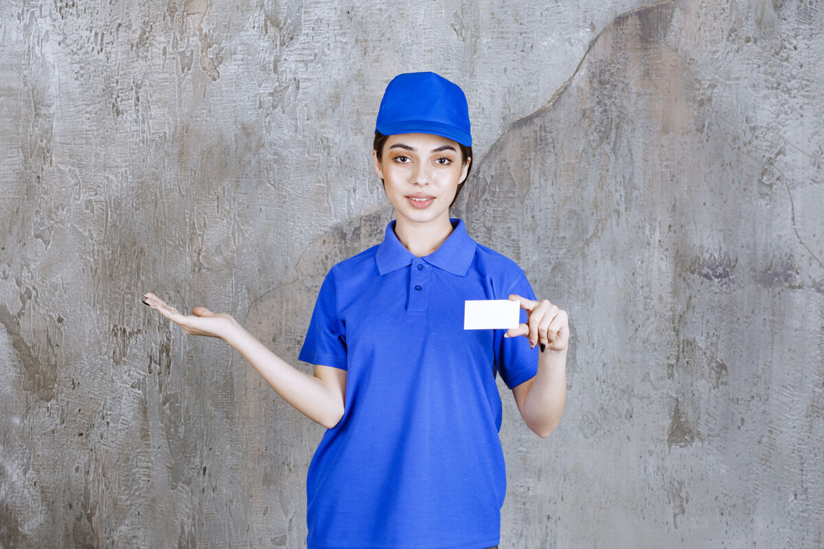 工人身着蓝色制服的女服务人员出示名片 指着同事联系人个人姿势