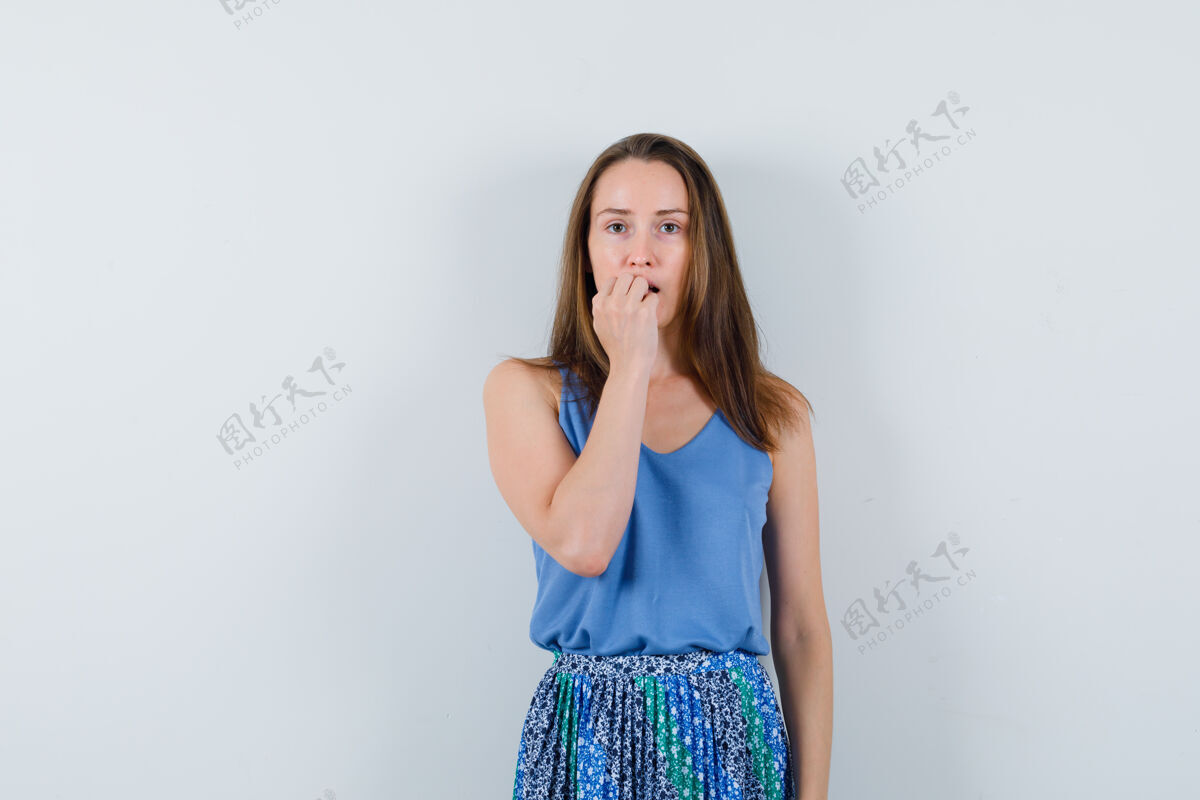 完美穿着单衣的年轻女士 裙子咬着指甲 看起来很困惑水疗咬健康