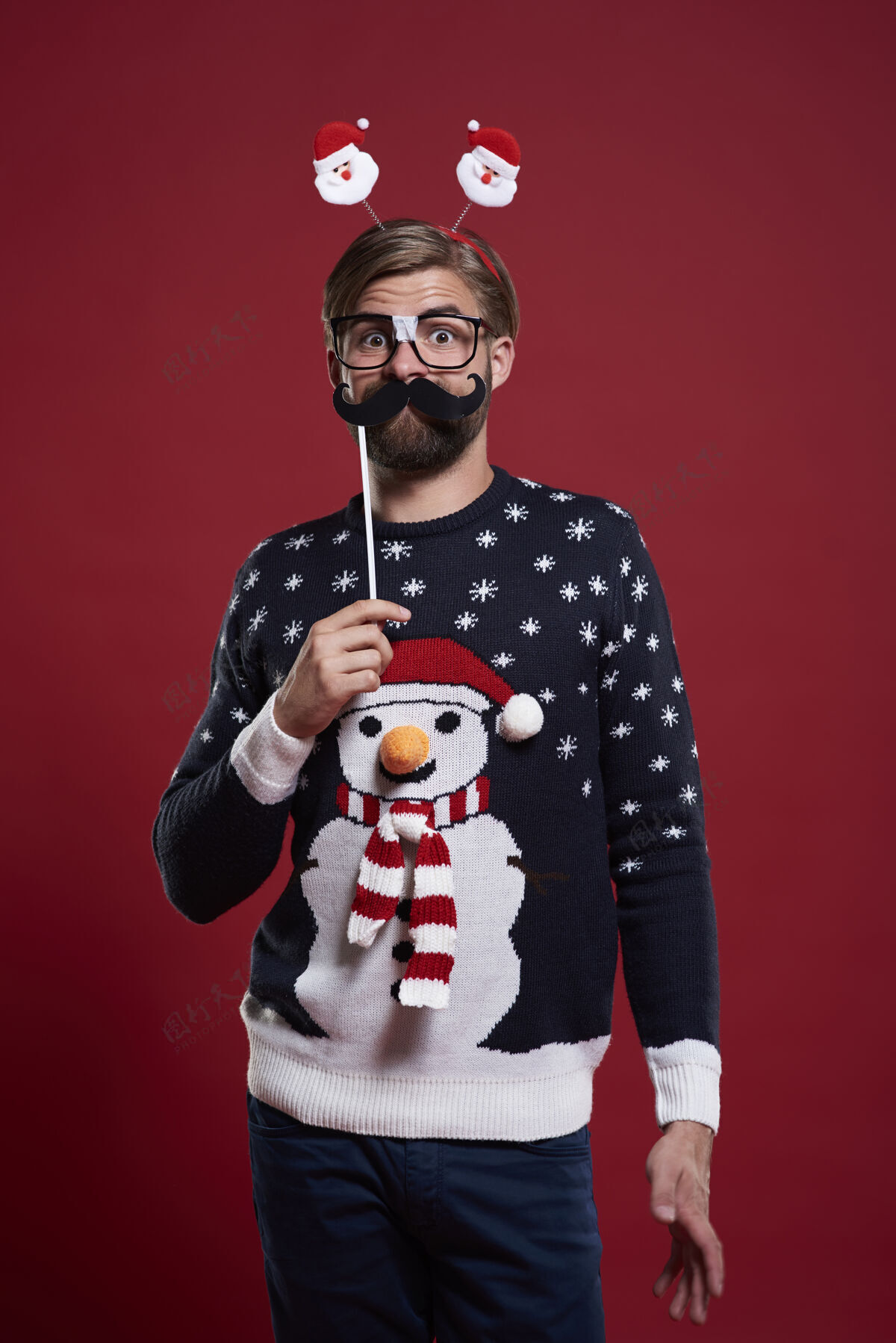 怪人戴着小胡子面具 穿着圣诞服装的滑稽男人眼镜圣诞老人男人