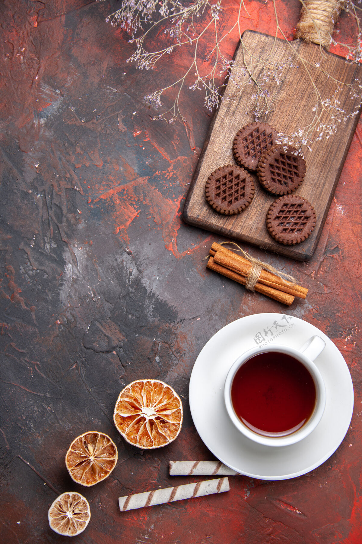 咖啡一杯茶加巧克力饼干放在深色的茶几饼干上马克杯茶杯早餐