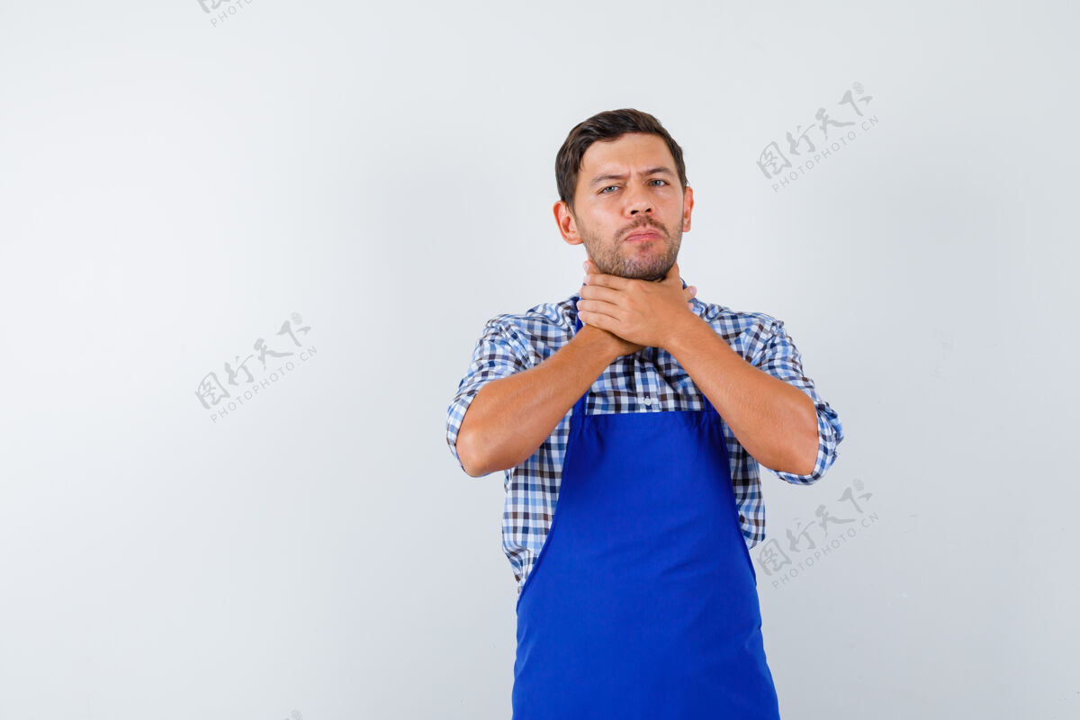 男士穿着蓝色围裙和衬衫的年轻男厨师年轻衬衫帅哥